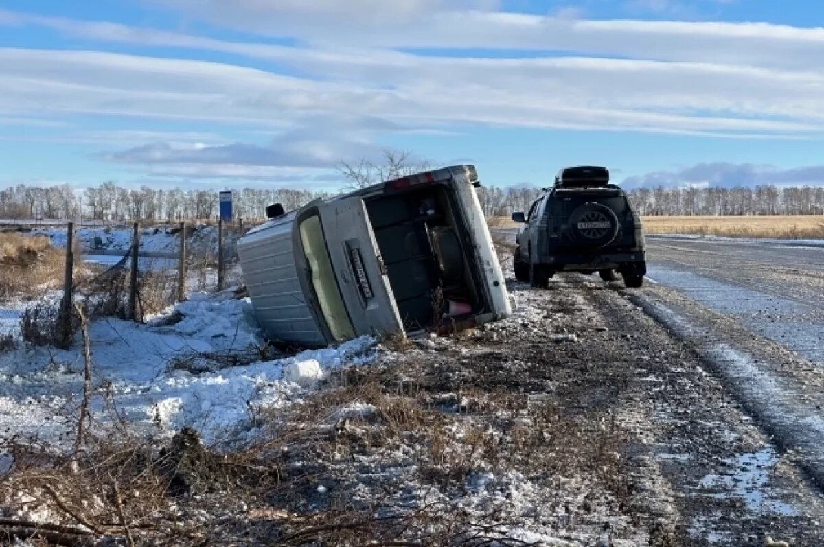    Под Магнитогорском перевернулся микроавтобус с пассажирами