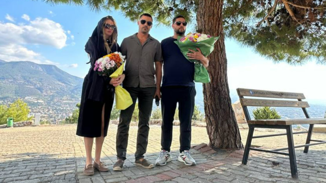 Дарья Пынзарь с мужем и его братом на могиле свекрови. Фото: телеграм-канал Дарьи Пынзарь