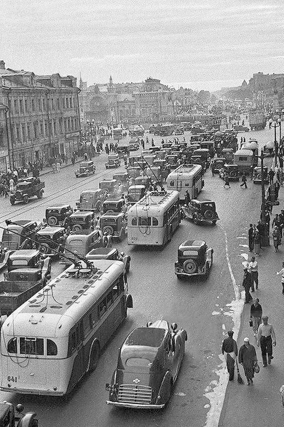 Автомобильное движение в СССР 30-х годов. Правда, тогда говорить о каком-то развитии личного транспорта было рано, тем не менее, советский рынок личного автотранспорта начал формироваться уже тогда