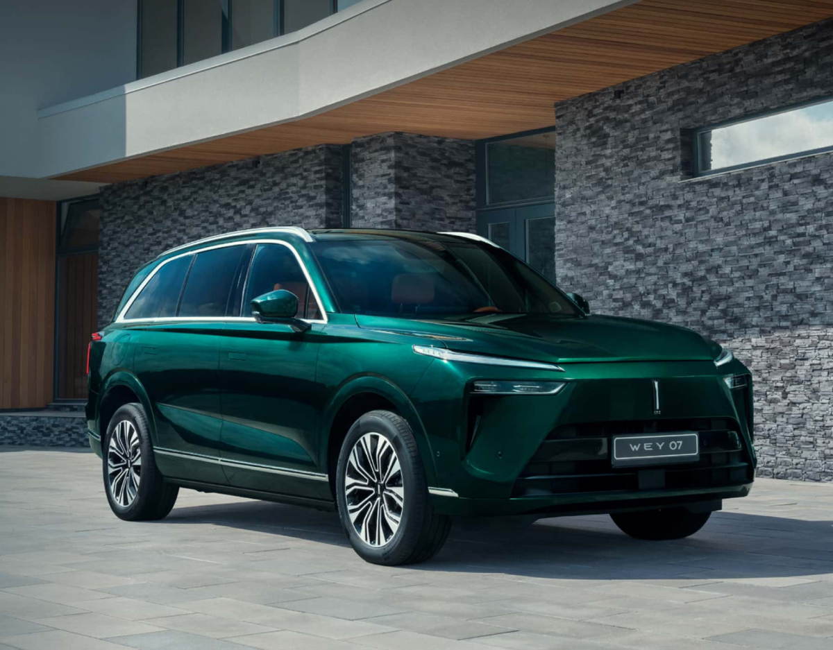 Автомобиль может работать в режиме переднего, заднего, а также полного привода — поможет при подъемах в гору или на бездорожье