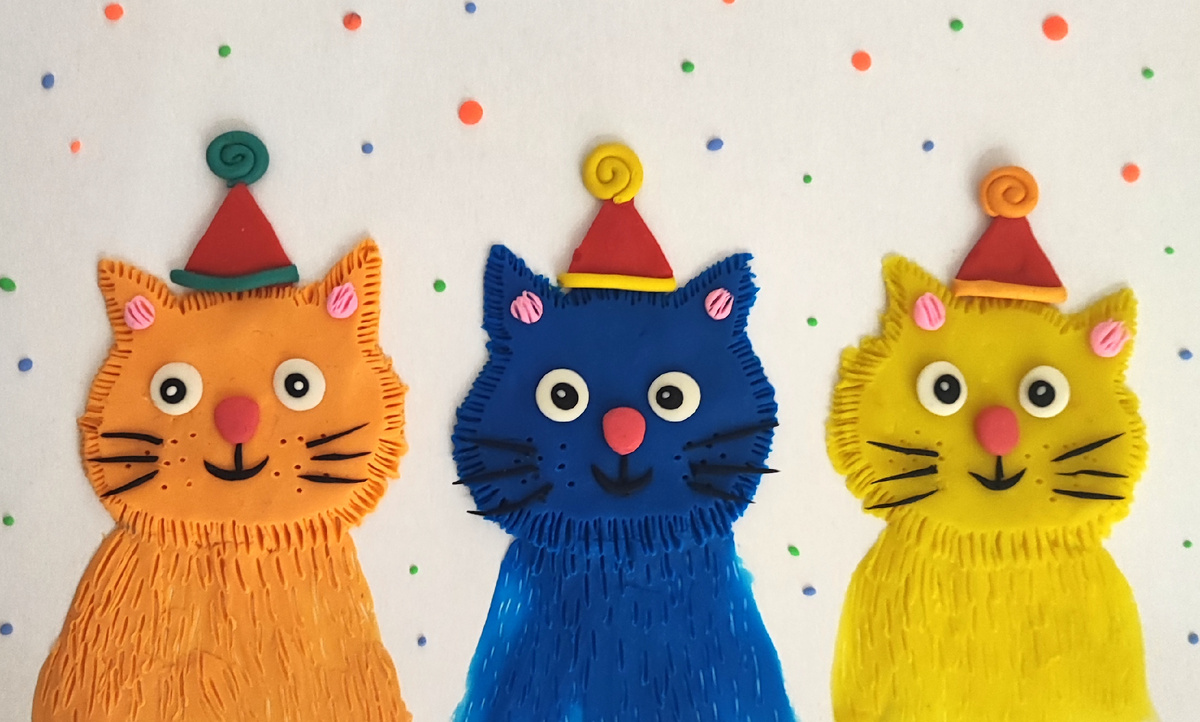 Готовый вариант аппликации из пластилина на картоне Веселые котики на канале Лепим с Таней.