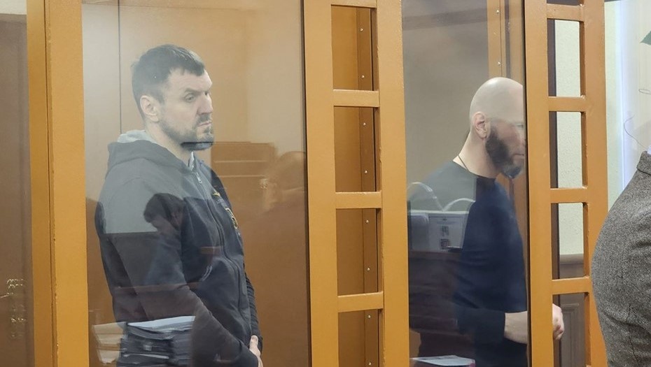    Александр Марков и Дмитрий Антипов, избежавшие суда по делу о контрабанде кокаина благодаря заключению контракта с Минобороны РФ. Петербург, ноябрь 2024 года. Автор фото: Объединённая пресс-служба судов Санкт-Петербурга