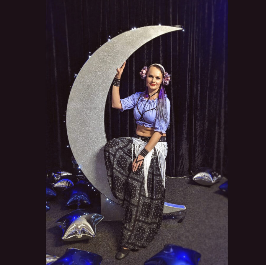    Пояс с заклепками   
Источник: Мария Моднова для Креаликум