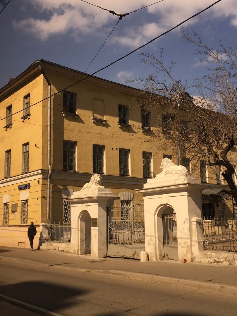 Тот самый жилой флигель Мариинской больницы, в котором родился Ф.М. Достоевский. Адрес: ул. Достоевского, дом 2. Фото из свободных источников. 