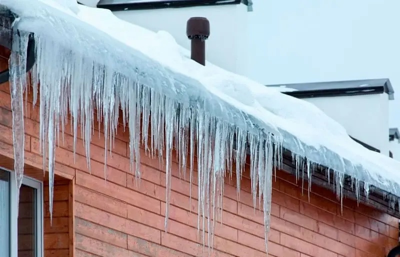  В зимний период проблема образования наледи и сосулек на карнизах становится особенно актуальной для многих зданий.-2