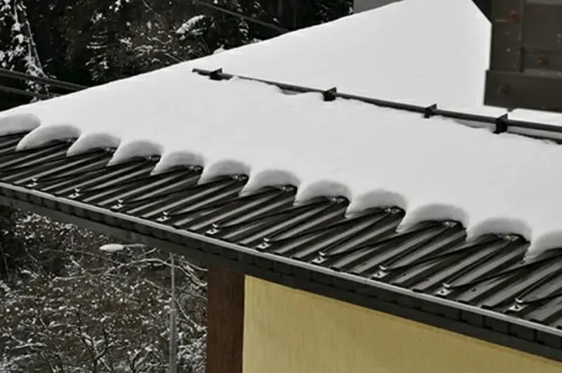  В зимний период проблема образования наледи и сосулек на карнизах становится особенно актуальной для многих зданий.-3