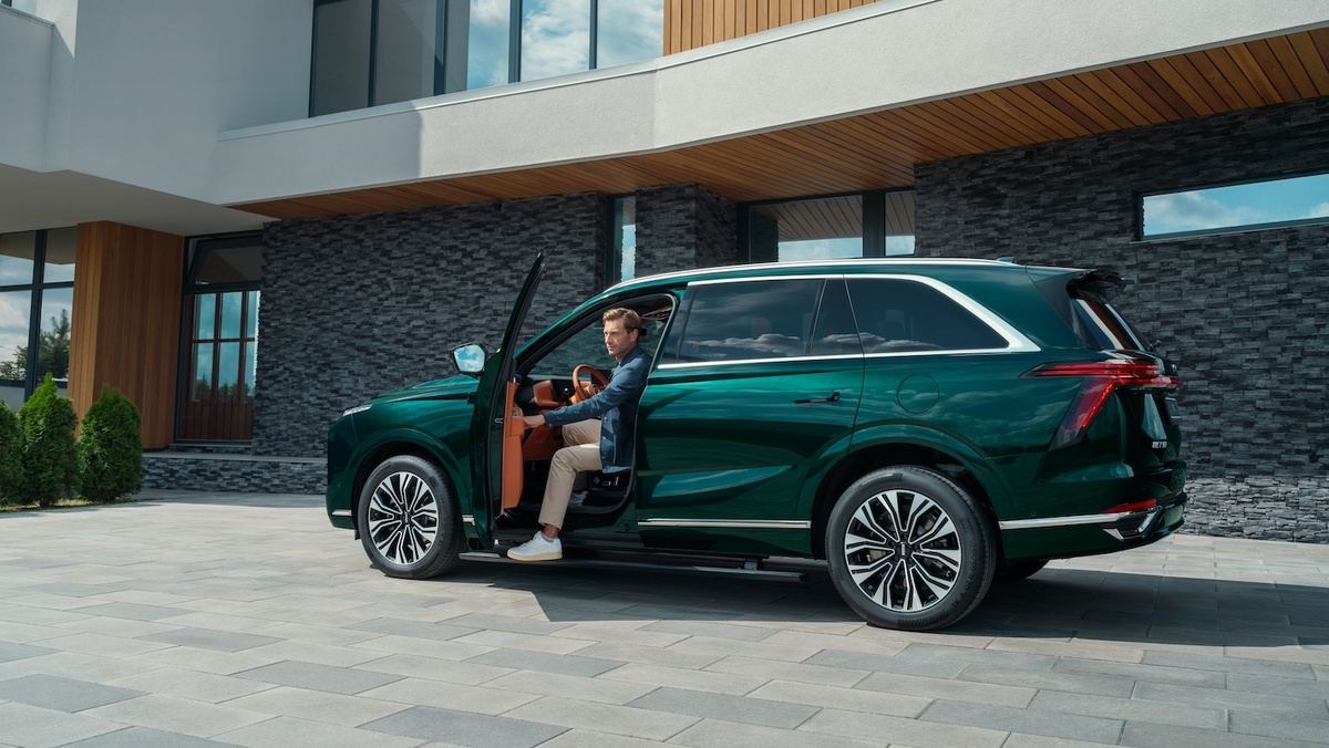 Благодаря скрытым выдвижным подножкам с электроприводом садиться в машину и выходить из нее будет легко даже детям