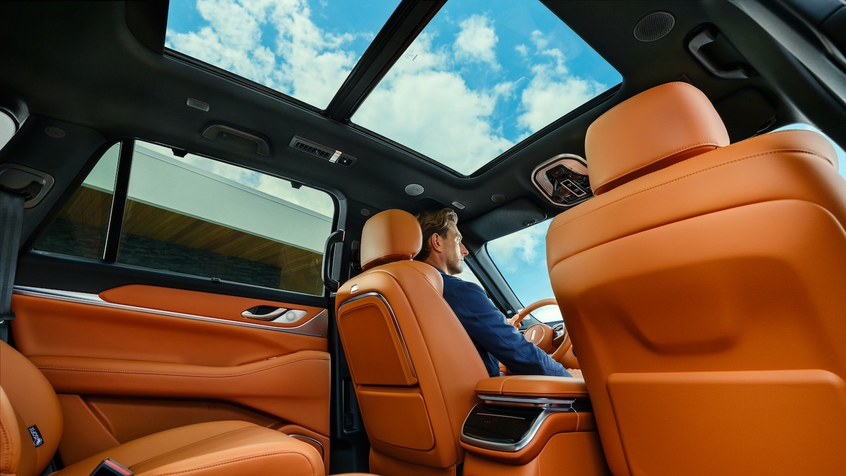 Панорамная крыша с люком пропускает больше естественного света в салон и делает его визуально просторнее