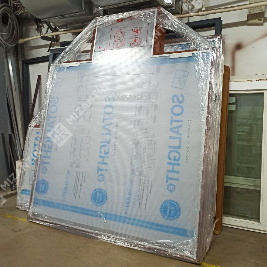 Черновые коробки с временным заполнением из поликарбоната готовы к упаковке и отгрузке на строительную площадку. Производство деревянных окон MIZANTIN