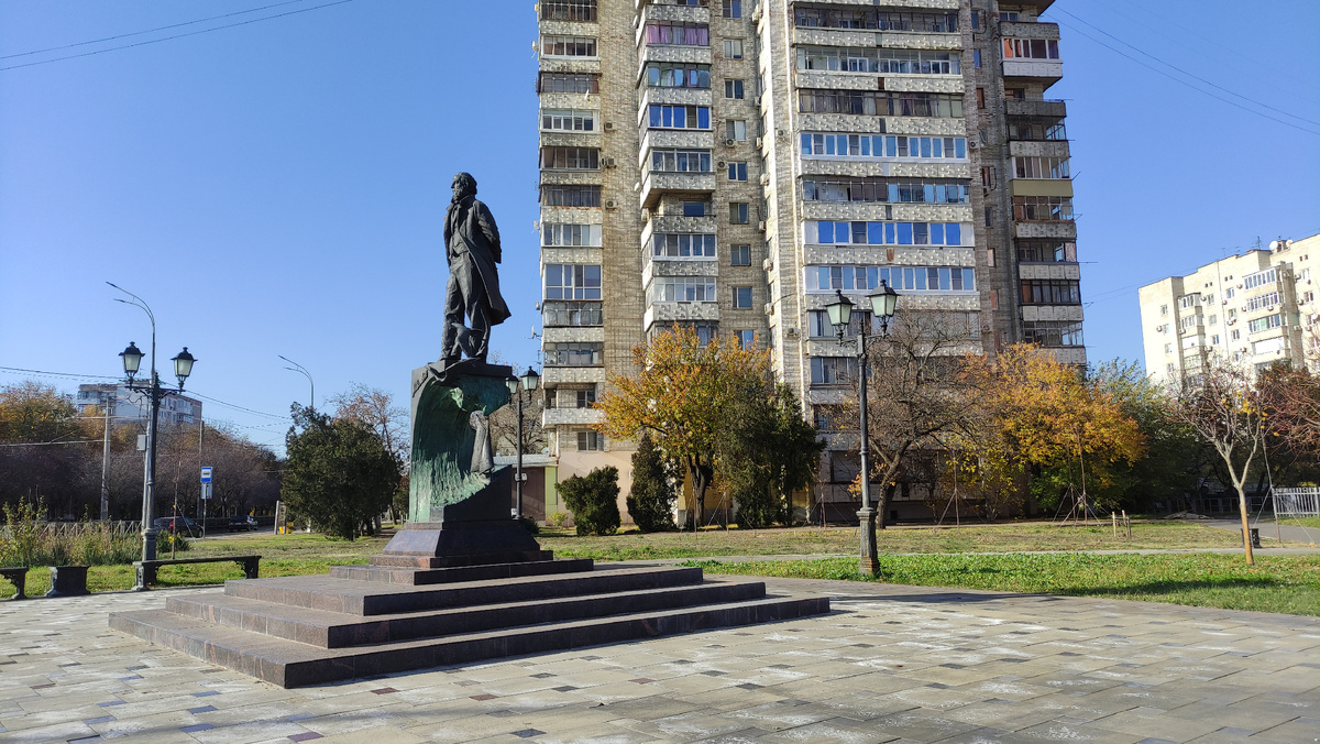 Памятник Ивану Айвазовскому в городе Краснодаре установлен на пересечении улиц Ставропольской и Старокубанской