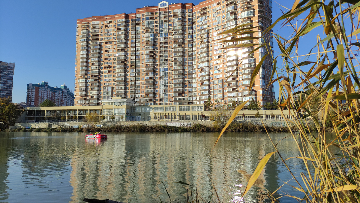 Солнечный остров в ноябре на озере Старая Кубань в городе Краснодаре 