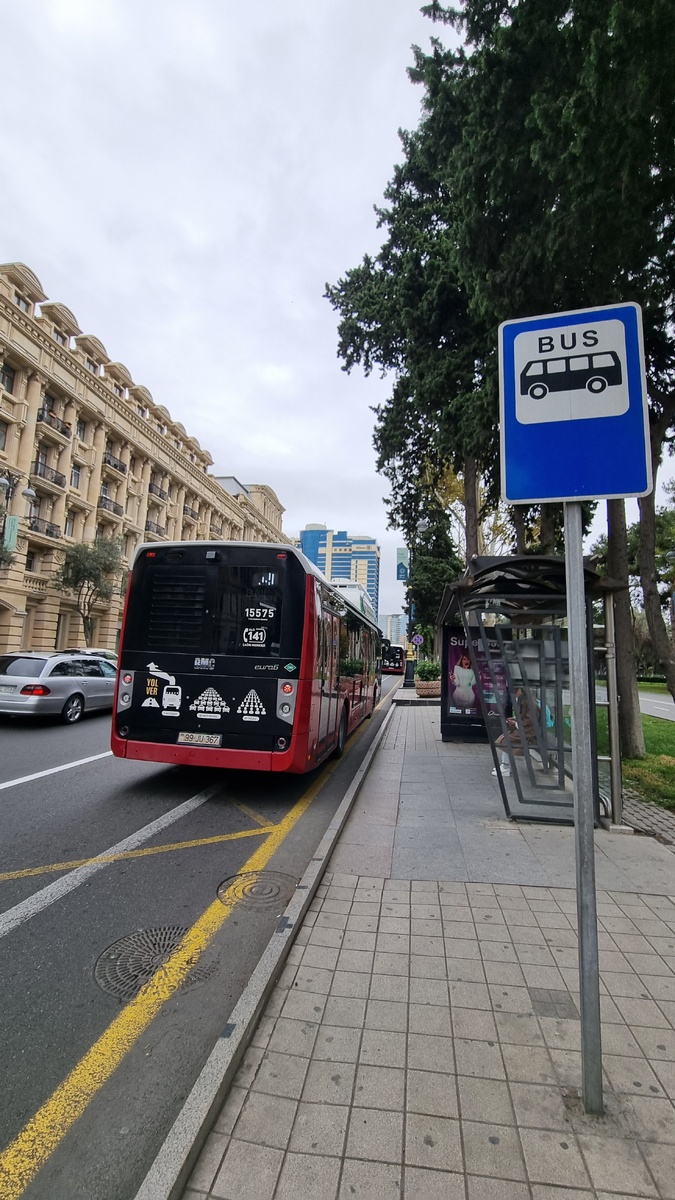 Остановка общественного транспорта в центре Баку. Фото автора