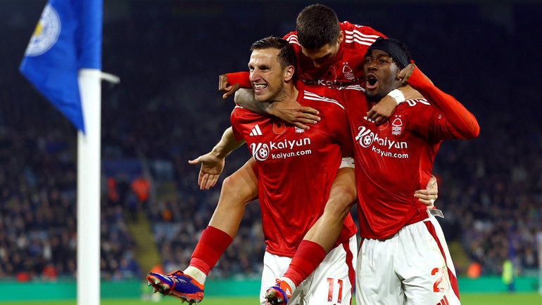    Игроки «Ноттингем Форест» Крис Вуд, Николас Домингес и Антони Эланга (слева направо) празднуют гол в матче АПЛ против «Лестера». Reuters