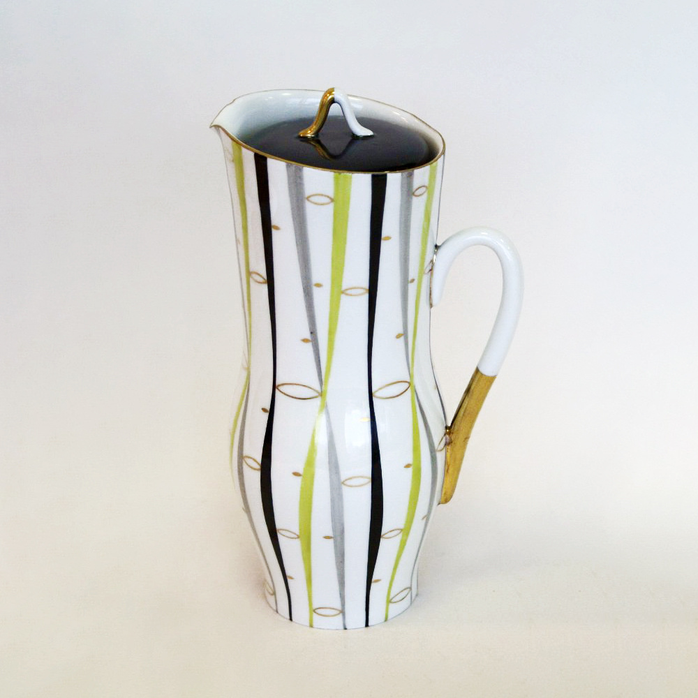 Кувшин из набора для воды «Золотые чечевички». 1960 год, ЛФЗ. Автор формы «Криночка» Серафима Евгеньевна Яковлева, автор росписи Лидия Ивановна Лебединская