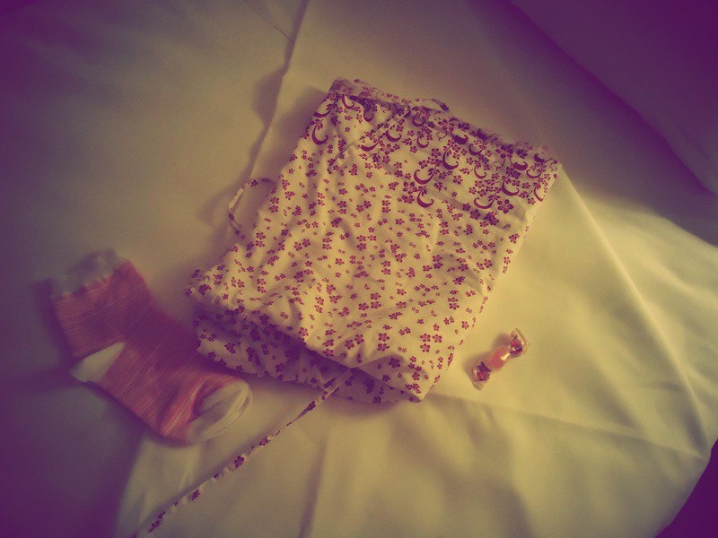 на ночь в отеле расстилали постель и клали мармеладную конфету... вспомнила, то на парах по философии нам в пединституте говорили, что перед сном китайцы пили зелёный чай, чтобы остановить бег мыслей, а ещё ели мармеладки, ибо мармелад - это вся тьма, скопившаяся в комнате...