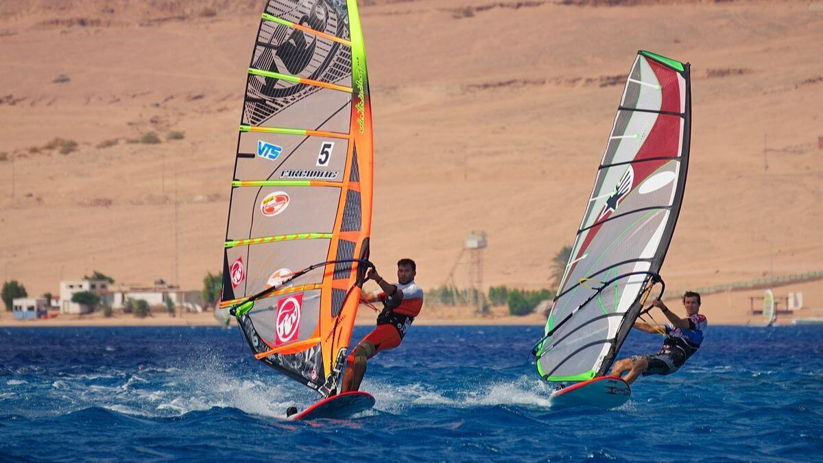 Виндсерфинг. Источник: https://skolkovo.surfbrothers.ru/luchshie-mesta-dlya-vindserfinga