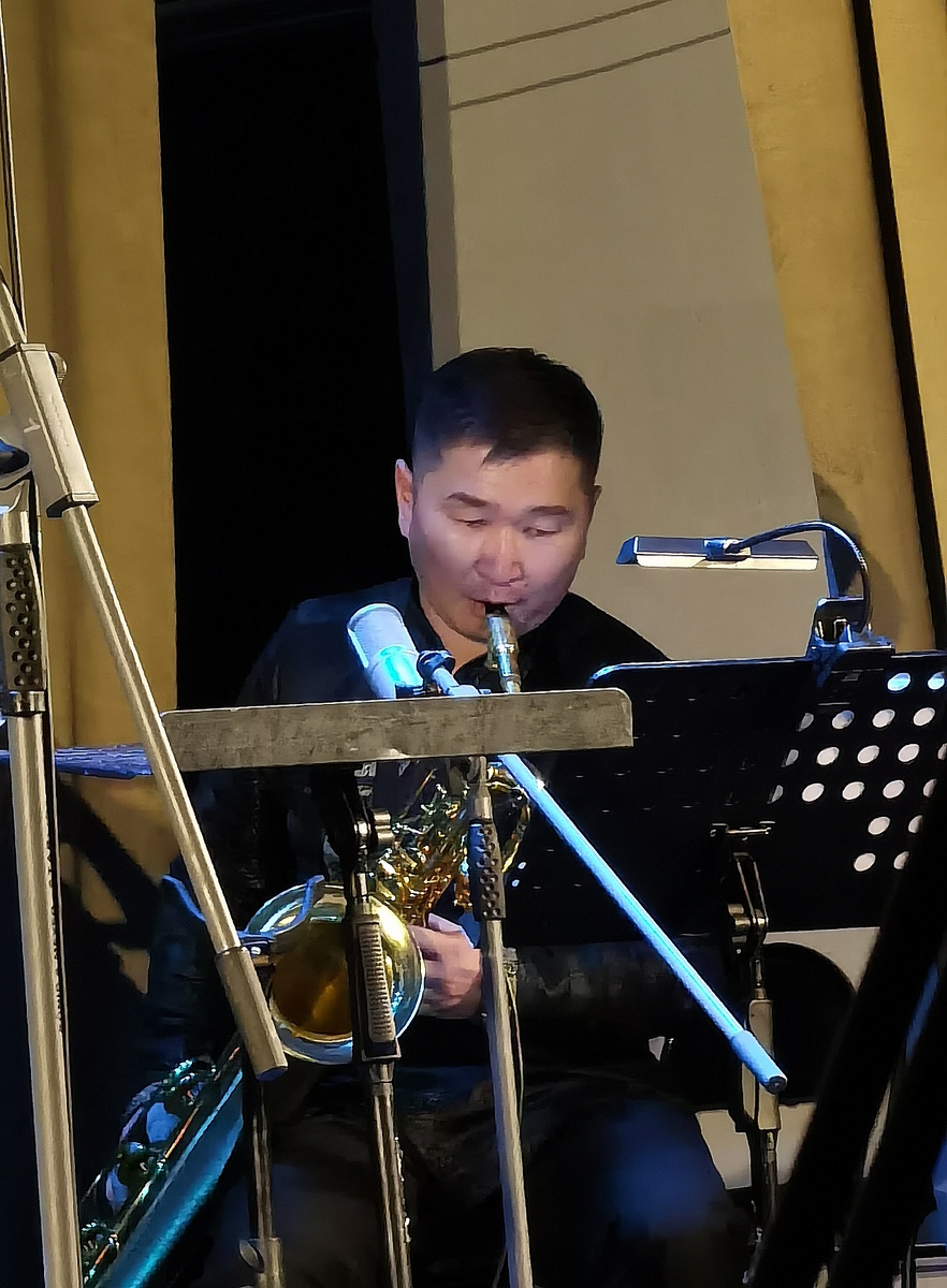 Начын Донгак – один из создателей волшебства – играет сам и руководит бэндом