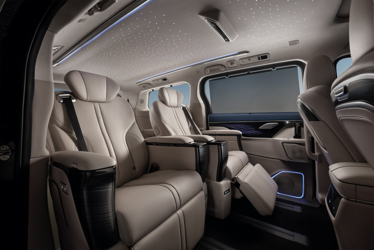 В комплектации Business Lounge с удлиненным кузовом в салоне установлены раздельные капитанские кресла на втором и третьем ряду.