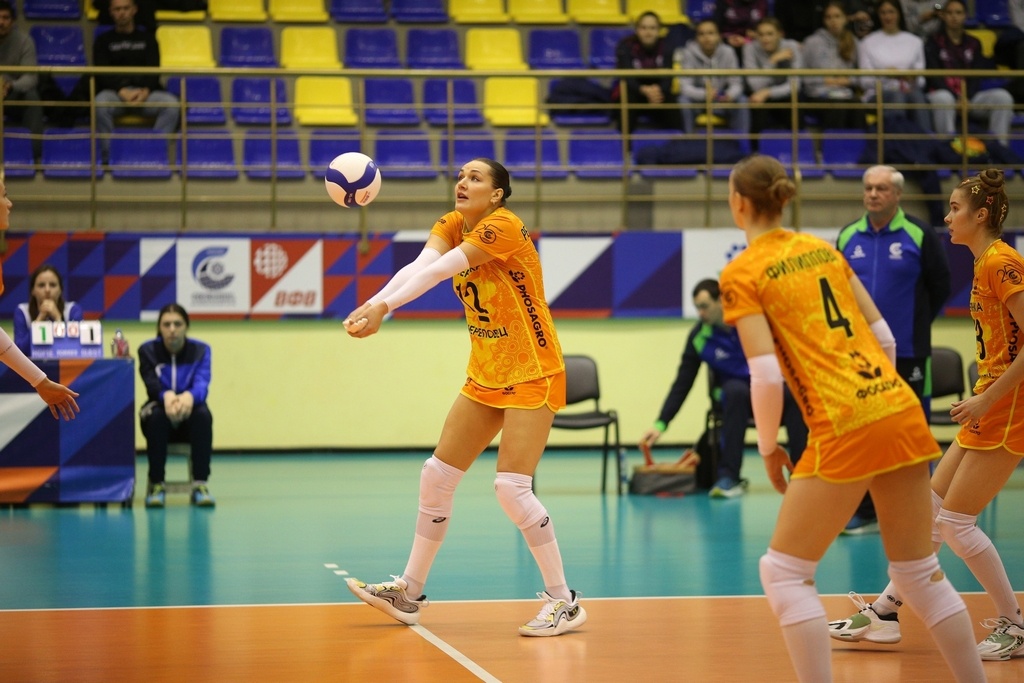    Четвертый тур чемпионата России в высшей лиге "А" череповчанки провели дома и дважды проиграли команде "Корабелка" из Санкт-Петербурга