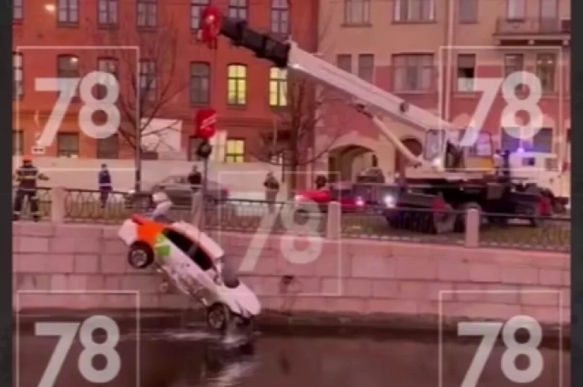    В Петербурге каршеринговый автомобиль упал в реку Карповку