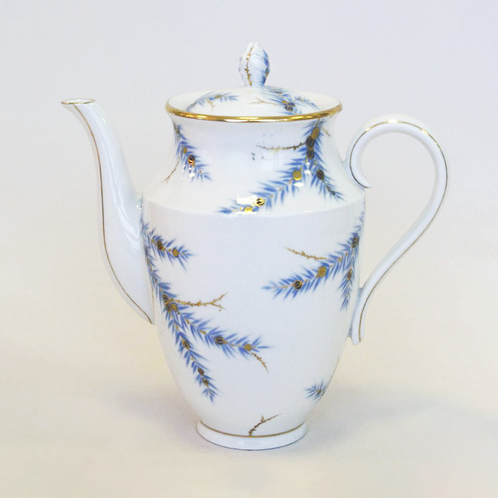 Чайник из сервиза «Декоративный можжевельник». 1954, ЛФЗ. Автор формы Анна Александровна Лепорская, автор росписи Лидия Ивановна Лебединская