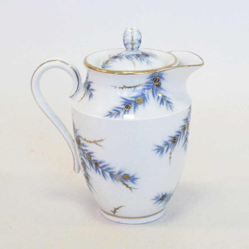 Молочник из сервиза «Декоративный можжевельник». 1954, ЛФЗ. Автор формы Анна Александровна Лепорская, автор росписи Лидия Ивановна Лебединская