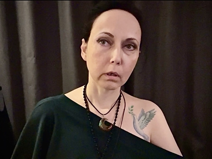 Скрин из видео, которое записывала вчера вечером - потому так не в фокусе и рябит.