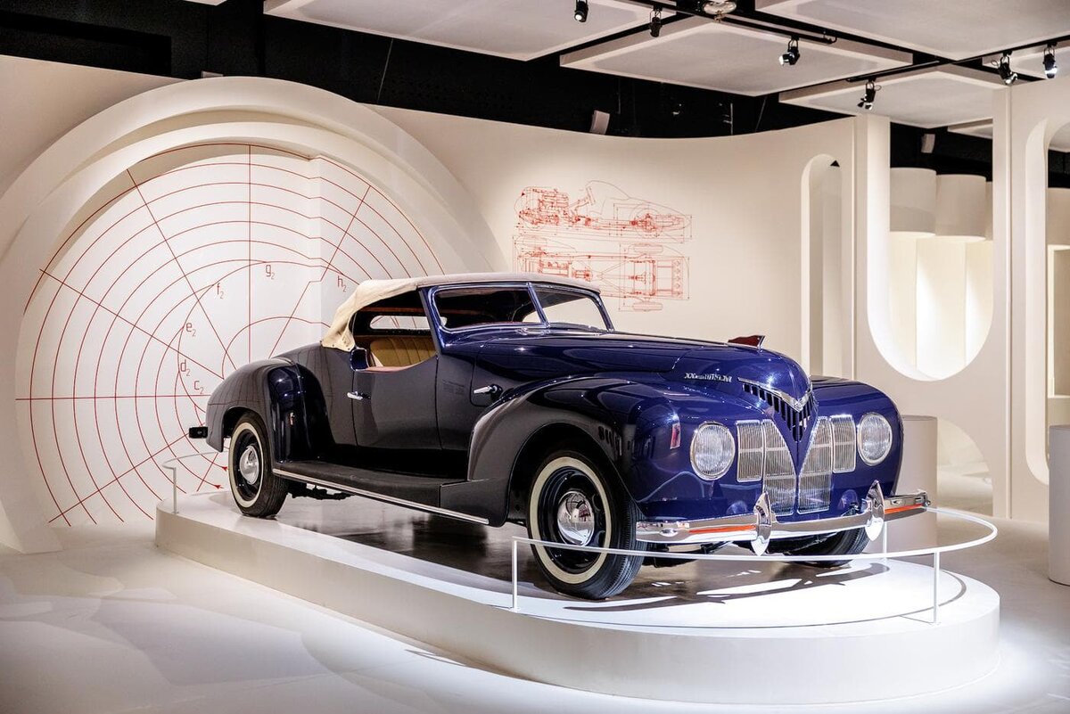    Непривычный для СССР ЗИС-Спорт был разработан тремя молодыми конструкторами, которые использовали для этой модели шасси представительского ЗИС-101, что сделало его более выносливым. Департамент транспорта города Москвы