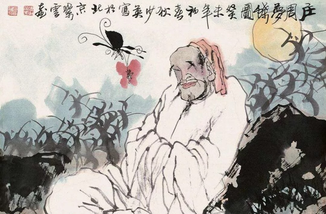 Вот несколько известных цитат и притч, принадлежащих мудрецу даоса Чжуан-цзы, которые глубоко отражают его философские взгляды:

1. **О понимании окружающего мира**: "Если ты стремишься познать мир во всей его сложности и многообразии, начни с того, чтобы понять самого себя." Эта мысль подчеркивает важность самопознания как ключа к пониманию внешней действительности.

2. **Смысл человеческой жизни**: "Жизнь подобна острому мечу. Чтобы она была поистине эффективной и значимой, необходимо знать, когда и как его правильно использовать." Здесь Чжуан-цзы акцентирует внимание на том, что умение действовать в нужный момент — это искусство, которое требует мудрости.

3. **О настоящей мудрости**: "Мудрец не одержим жаждой знаний. Он стремится к глубинному пониманию вещей, которые его окружают." Это утверждение говорит о том, что истинная мудрость заключается не в накоплении информации, а в способности осмысливать и применять ее на практике.

4. **Притча о бабочке**: Однажды Чжуан-цзы увидел во сне, что он бабочка, свободно порхающая среди цветущих растений. Когда он пробудился, он оказался в замешательстве, не зная, кто он на самом деле: Чжуан-цзы, который мечтал быть бабочкой, или бабочка, которая мечтала стать Чжуан-цзы. Эта притча иллюстрирует размытость границ между реальностью и сном, а также подчеркивает изменчивость и относительность нашего восприятия.

5. **О свободе и самореализации**: "Тот, кто не знает, как следовать своим путем, никогда не обретет подлинной свободы." Это утверждение напоминает о том, что истинная свобода приходит только тогда, когда мы осознаем свои желания и стремления, и следуем им без колебаний.

Эти мудрости Чжуан-цзы отражают его глубокие философские идеи о гармонии с природой, непривязанности к материальным вещам и поиске внутреннего покоя, что делает их актуальными и в современном мире.