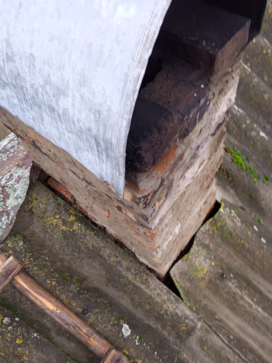 Кирпичная это труба от печки.