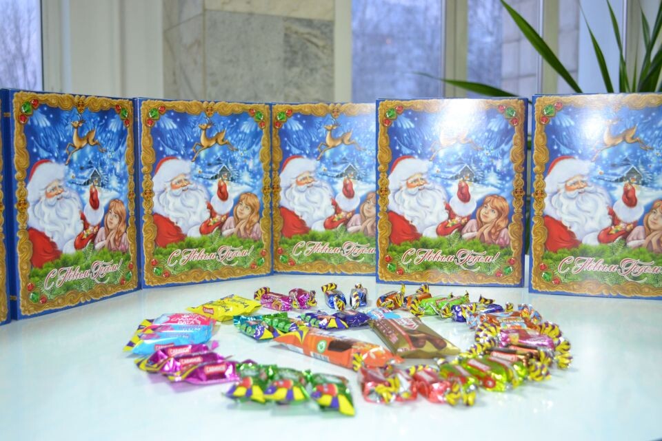    Сладкие новогодние подарки от губернатора Алтайского края. Источник: Алексей Кучерявых