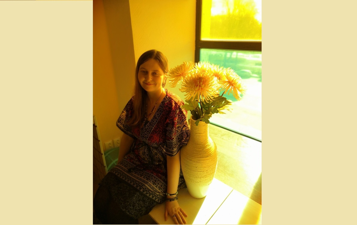 Автор блога - писатель Свительская Елена Юрьевна, она же художник С.Е.Ю.-Ч.Е.С.