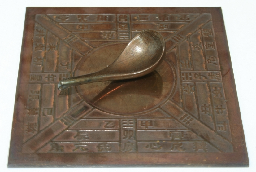 Модель китайского компаса-"ложки" периода династии Хань