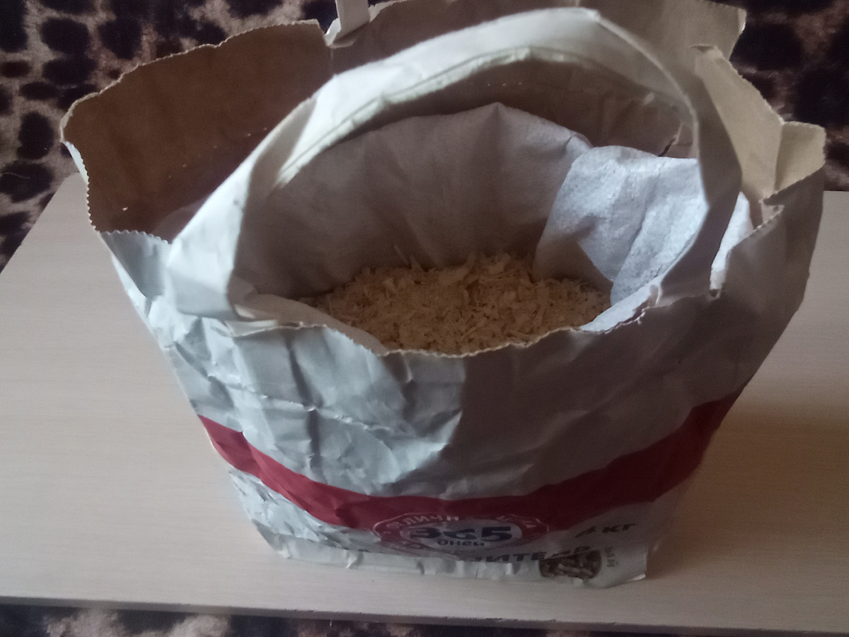 Клубень георгина положила в бумажный пакет и опустила в кессон. Листайте галерею