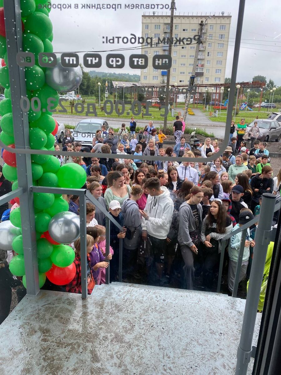 Клиенты СУШИSELL в городе Осинники в день открытия