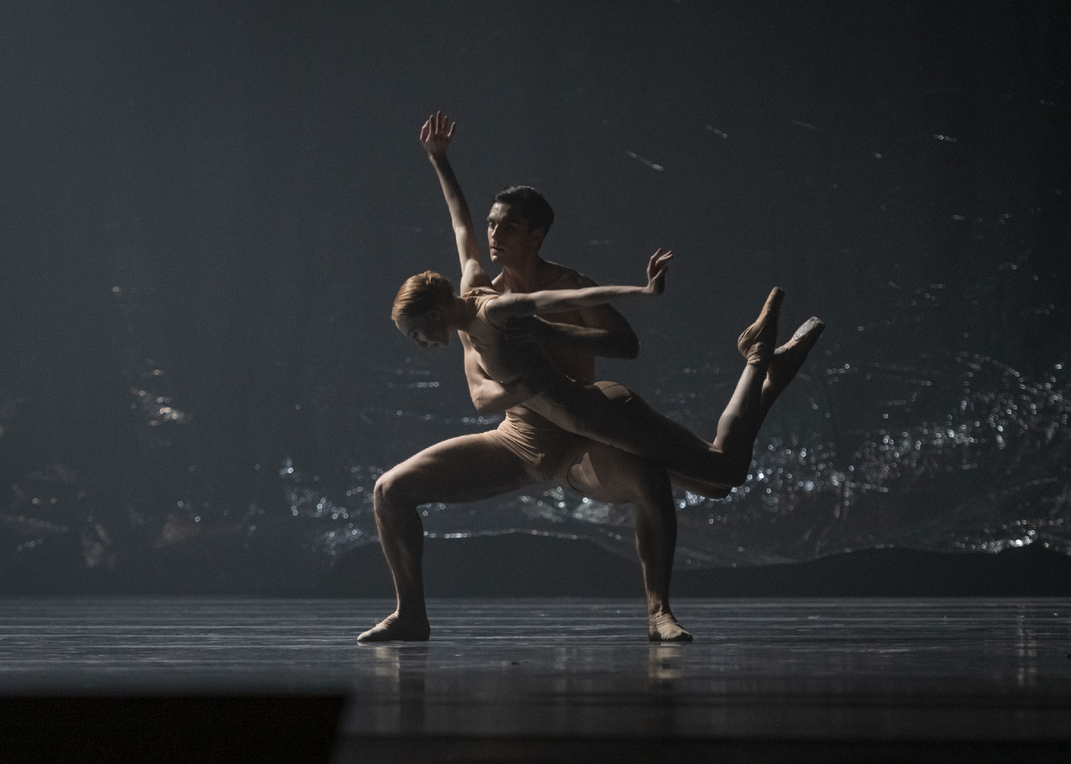 Балет «Перигелий» в МАМТ. Солисты: Анастасия Смирнова, Артур Мкртчян. Фото: Александр Филькин.