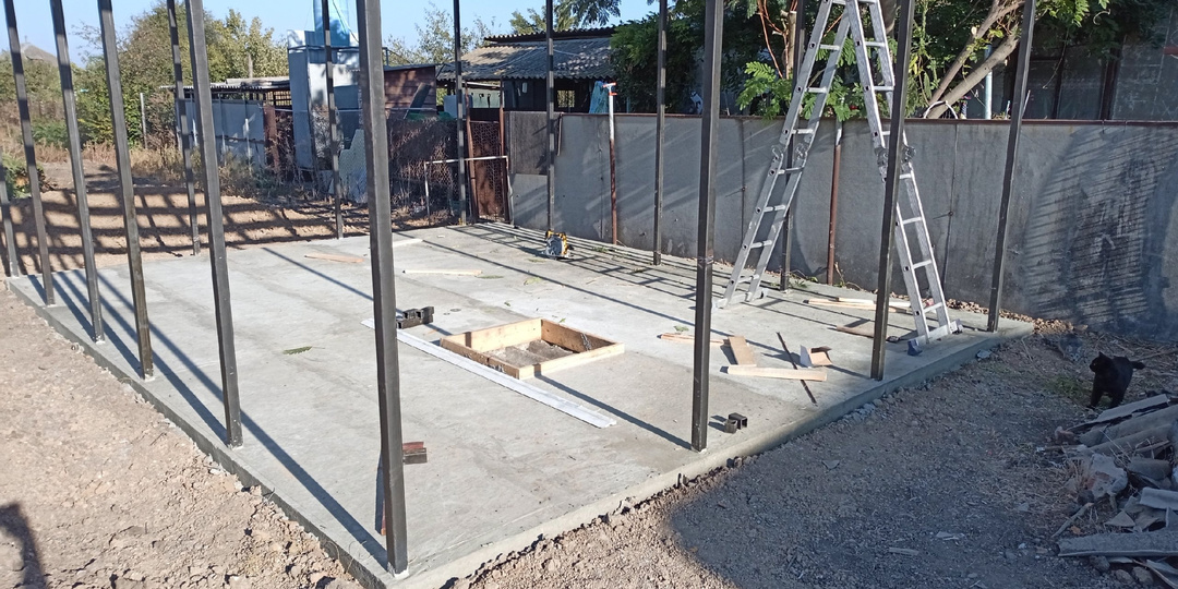 Как обустроить место для хранения припасов под будущей хозпостройкой