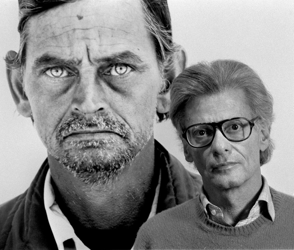 Фотограф Ричард Аведон (справа) в 1985 году на фоне фотографии из его проекта «Американский Запад»