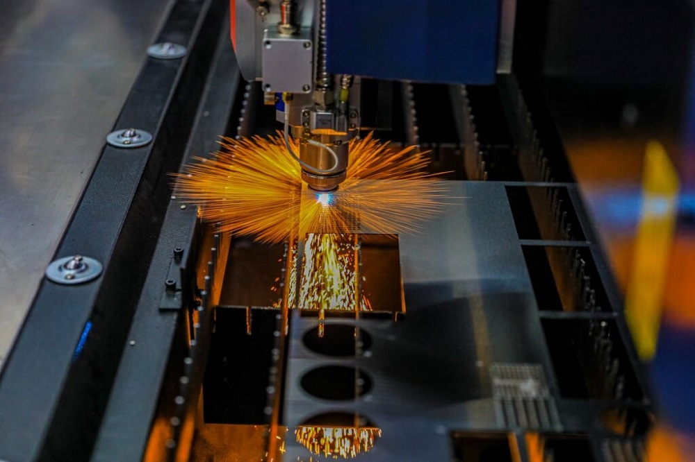 Для углеродистой стали лазер мощностью 1500 Вт позволяет прорезать листы толщиной до 15 мм