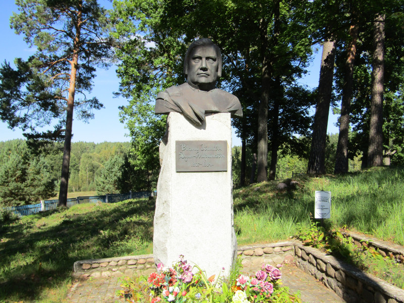 Могила В. Дунина-Марцинкевича. Памятник явно советский