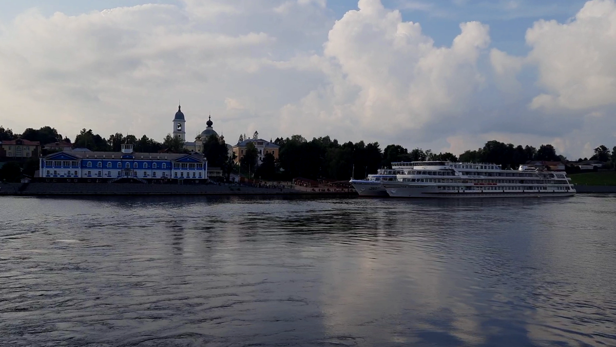 Волга, вид на Мышкин с теплохода