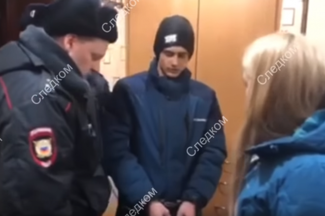 Юноша на следственном эксперименте.