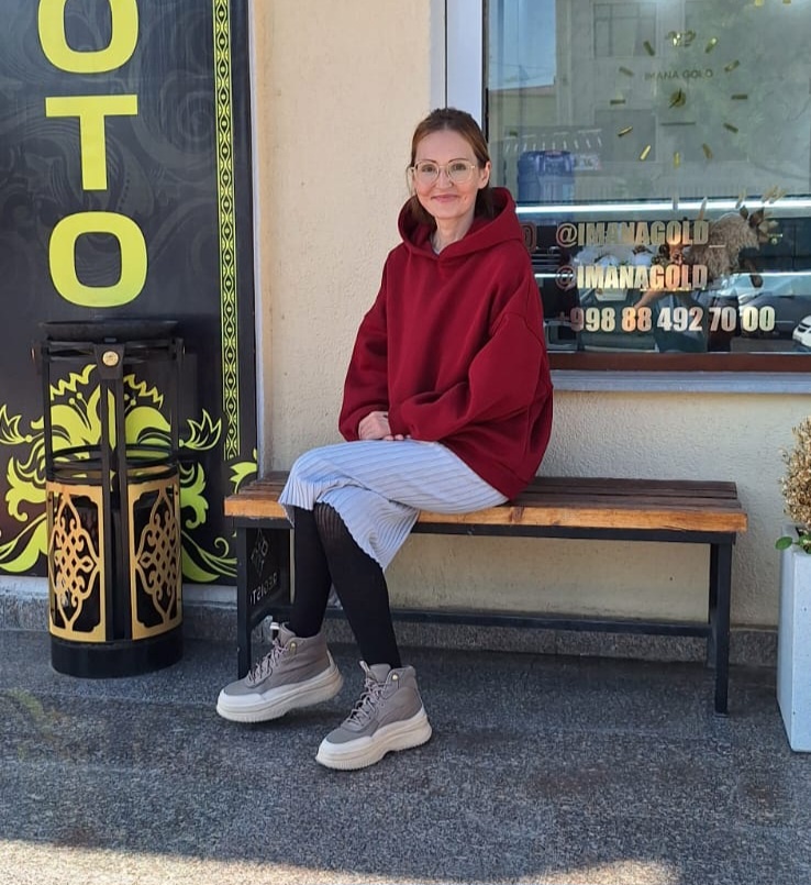 Муж фоткает и смеется надо мной "Круз Кастильо...я твоя Мария Санта Барбара...." Тоже же имена запомнил😁 Присела вот на скамеечку, ждала мужа пока он в магазин за "Пепси" ходил