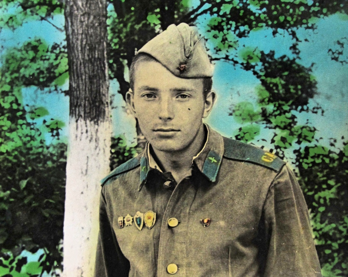 В течение первого года службы "деревенский дед" (а тогда - солдат молоденький) был ротным запевалой. Фото 1976 года из личного архива автора.