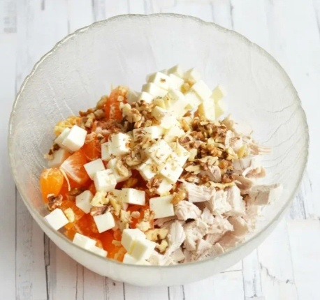 Салат с мандарином, курицей, и сыром. 