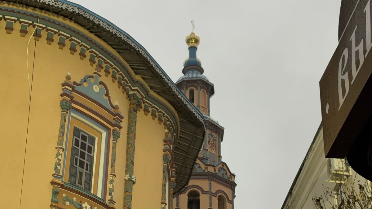 Колокольня, которую легко заметить с улицы. Виден приятный узор резьбы у крыши собора.