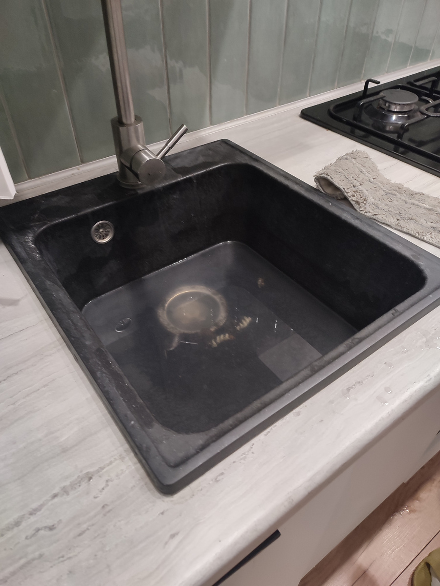 Это остатки канализации, вон чьи-то макароны плавают, вода чернющая. 