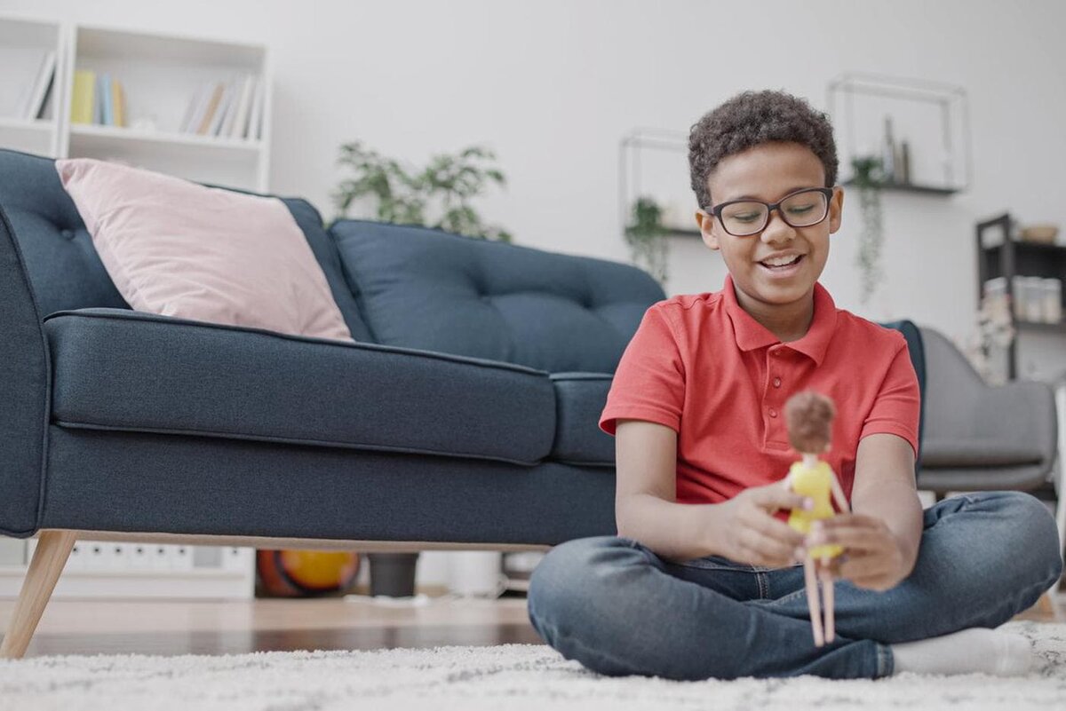    Психолог Наталья Искра считает, что сейчас нет гендерных игрушек, потому что в мире все роли смешались: женщины работают наравне с мужичнами, а те сидят дома и воспитывают детей. Copyright (c) 2022 SynthEx/Shutterstock. No use without permission.