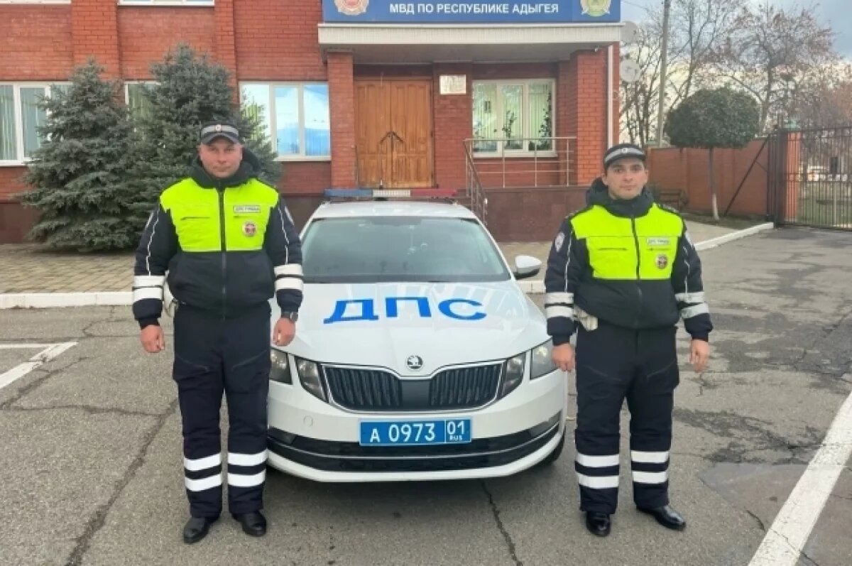    Сотрудники ДПС помогли жителю Краснодара, которому стало плохо за рулем