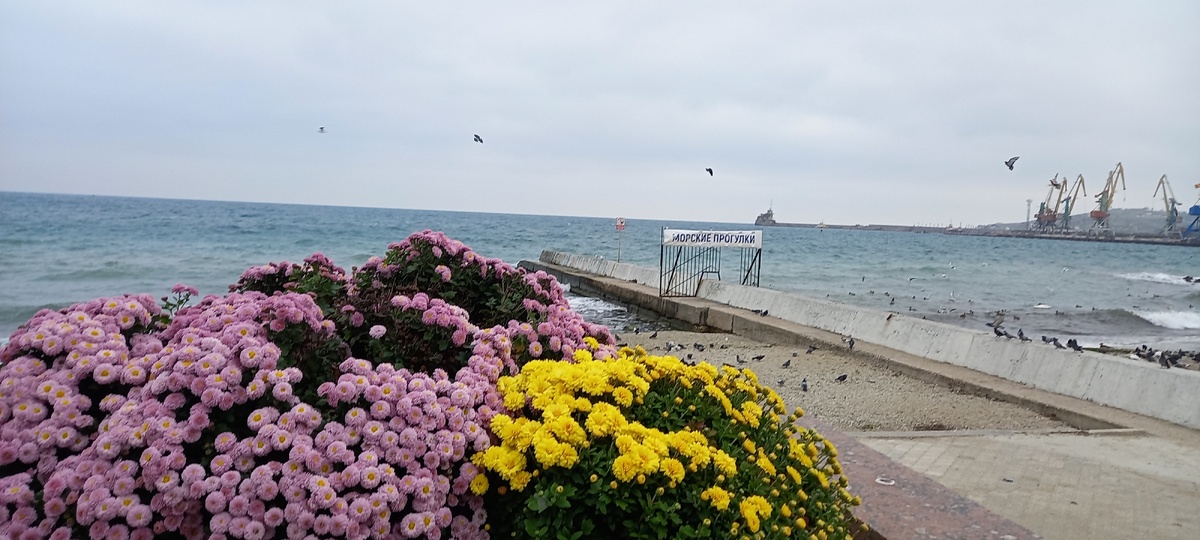 На набережной